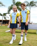 Conjunto de ropa deportiva para niños estilo preppy con camisa de solapa azul y pantalones cortos de falda
