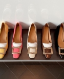 أحذية نسائية متعددة الاستخدامات عصرية من الجلد اللامع بمقدمة مربعة كعب سميك حذاء واحد كعب متوسط ​​بإبزيم مربع عالي الارتفاع