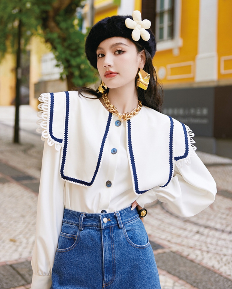 Camicia bianca con colletto blu scuro Camicia da donna in chiffon