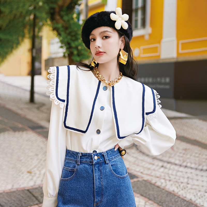 Camisa blanca con cuello azul shop