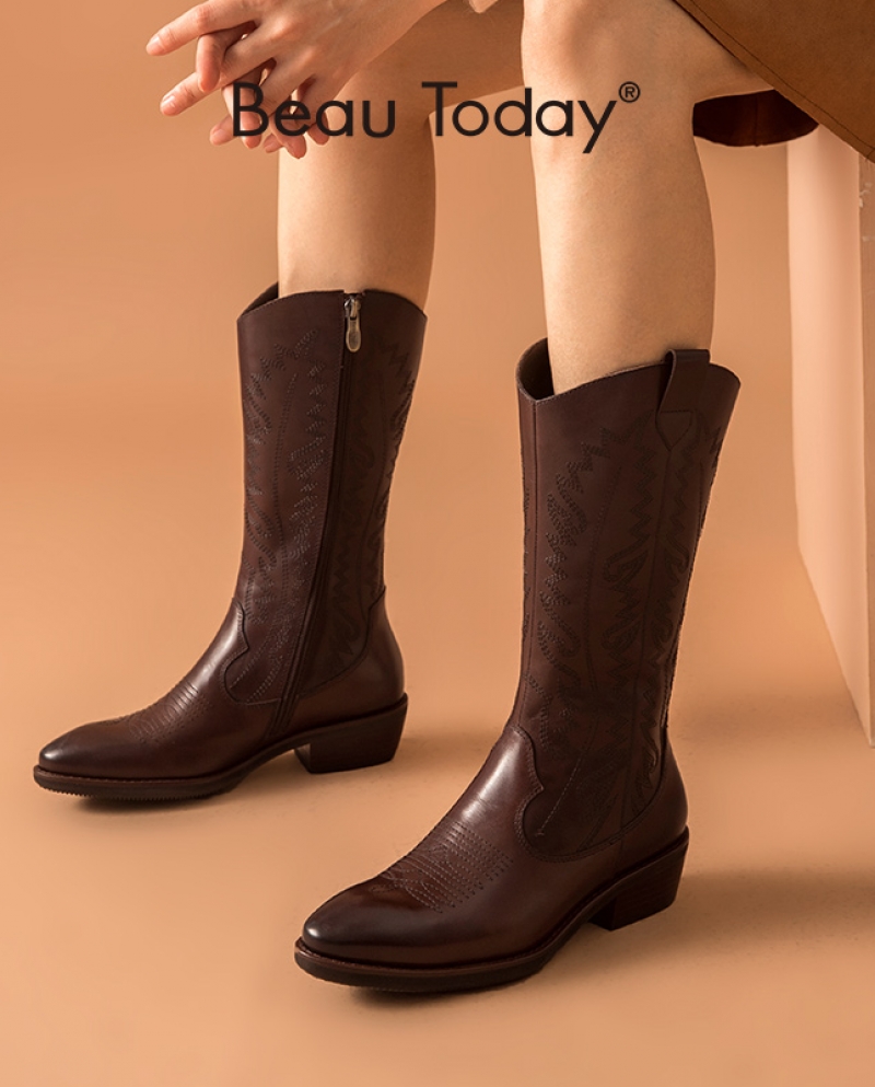 Beautoday, botas de media pantorrilla, zapatos de mujer de moda de otoño con punta estrecha bordada de cuero de vaca occidental 