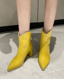أحذية نسائية عصرية من الجلد اللامع بكعب متوسط ​​مكتنزة أحذية شتوية 2022 جديدة دافئة للحفلات باللون الأصفر أحذية نسائية بكاحل مدب