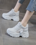 Nuevos zapatos de mujer con aumento de altura interior de malla transpirable, zapatos blancos pequeños informales de fondo grues