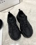 Nuevos zapatos deportivos negros de fondo grueso que combinan con todo