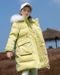Nova jaqueta infantil para meninas de comprimento médio com gola grande de pele à prova dágua e quente