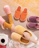 Zapatillas de algodón de felpa gruesas para el hogar con estilo femenino a juego de nuevos colores de otoño e invierno