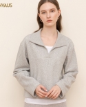 Suéter de cuello de polo de color sólido de empalme de algodón de terciopelo fino suelto de manga larga de otoño e invierno para